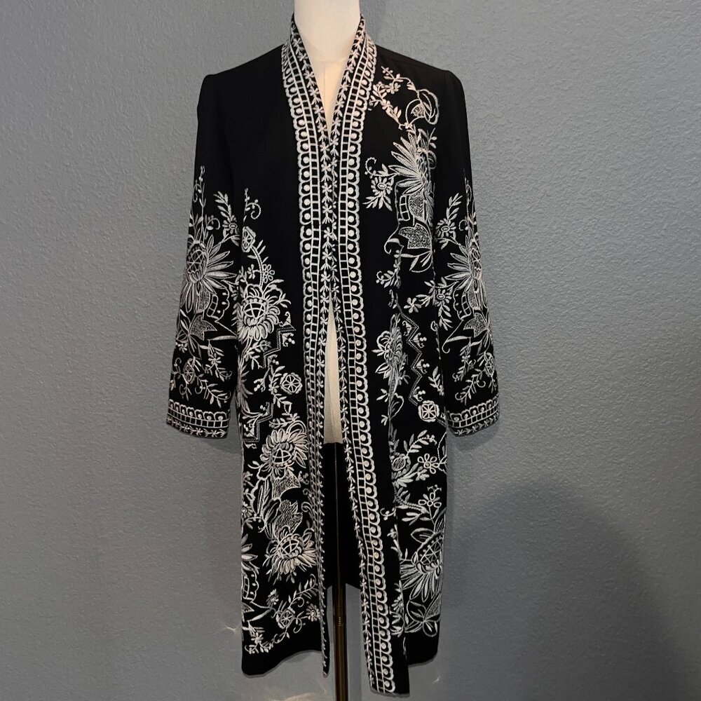 CHICO'S FULLY EMBOIDERED BLACK & WHITE KIMONO JACKET TOPPER - EUC - SIZE 0 = 4/6